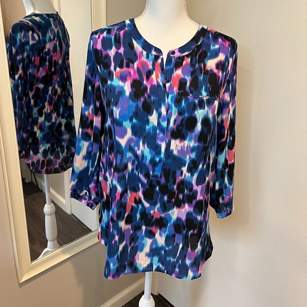 NWT NYDJ Colorful Kona Dash Henley Pleated back blouse, Size Medium